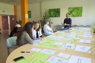 séance collaborative entre le Labo des usages et les professionnels de l'hôpital de jour Saint François autour du projet Bon séjour